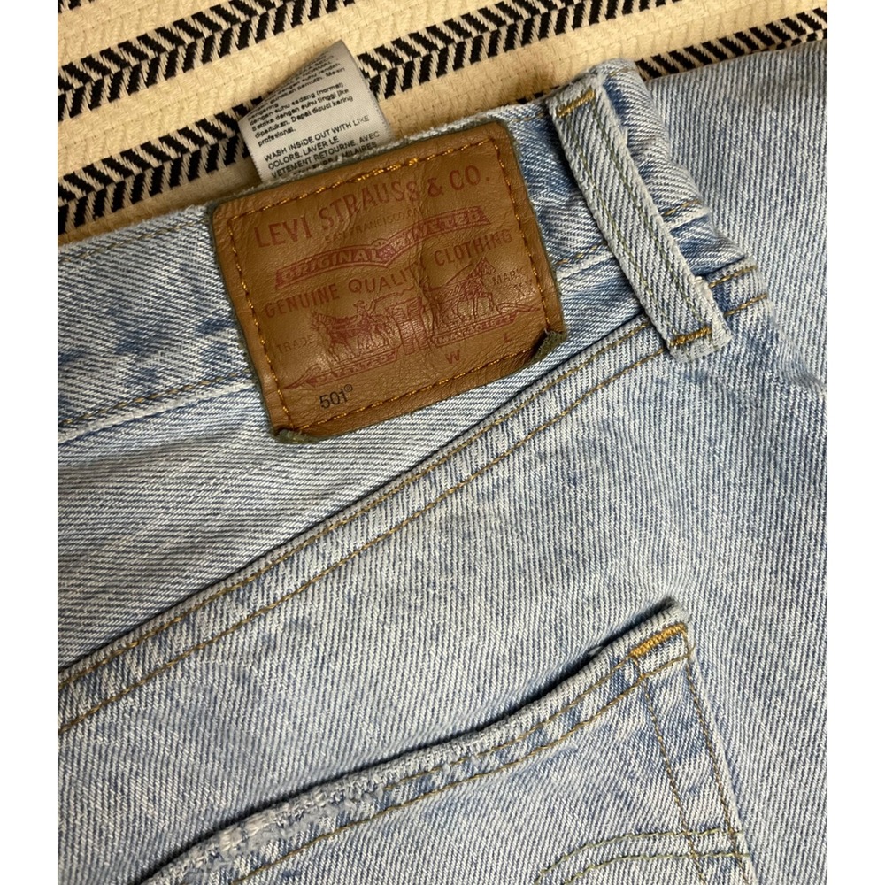 Levi's 501 Original Fit Light Wash Denim Jeans Men's Size W32 L32 - Picture 5 of 6